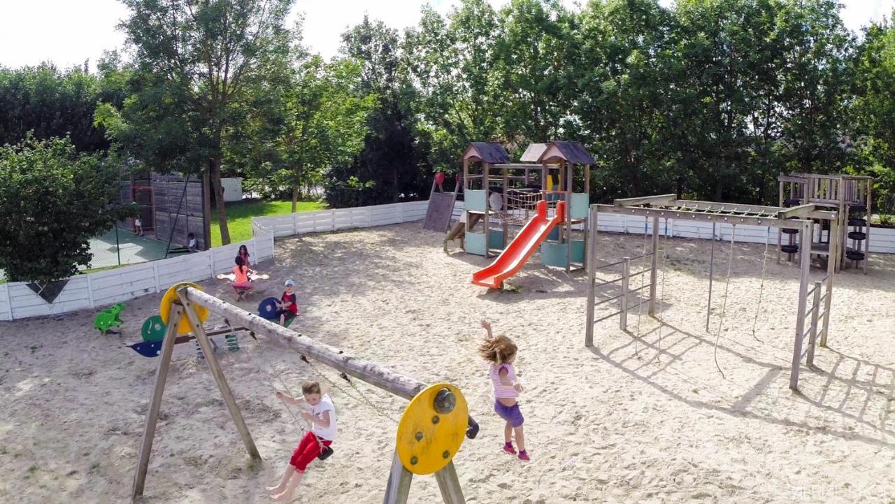Camping La Haie Penee **** Saint-Quentin-en-Tourmont Exterior foto