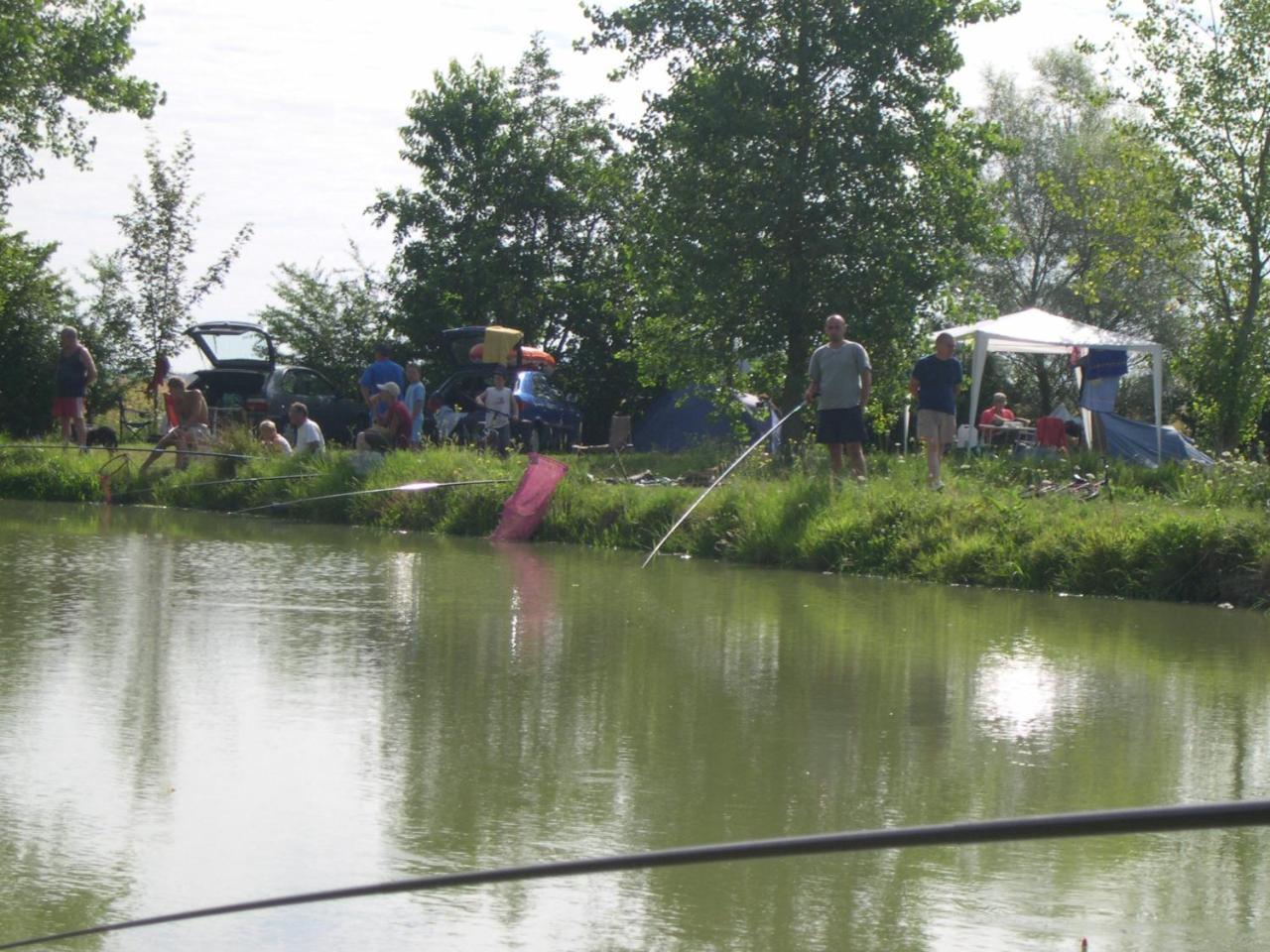 Camping La Haie Penee **** Saint-Quentin-en-Tourmont Exterior foto