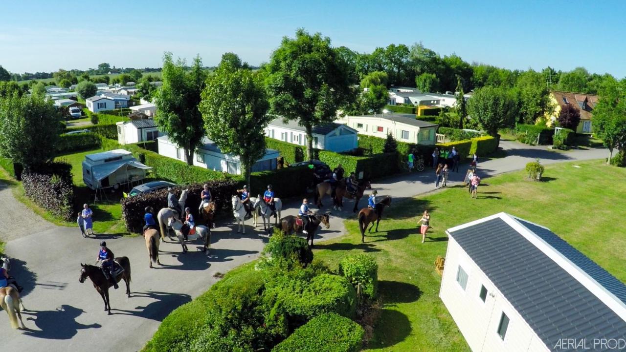 Camping La Haie Penee **** Saint-Quentin-en-Tourmont Exterior foto